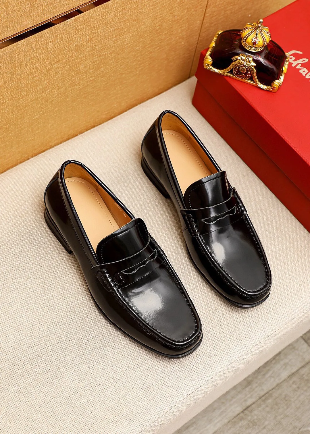 Men's shoes 💰480 💐 Product trademark: Ferragamo "Ferragamo" casual leather shoes Regular size: 38-44 (45🉑️customized) Product materials: Selected imported first-layer open-edge beaded cowhide leather upper, imported water-dyed cowhide leather lining. Strong three-dimensional visual effect, original outsole color: 3⃣️seed leather materials available